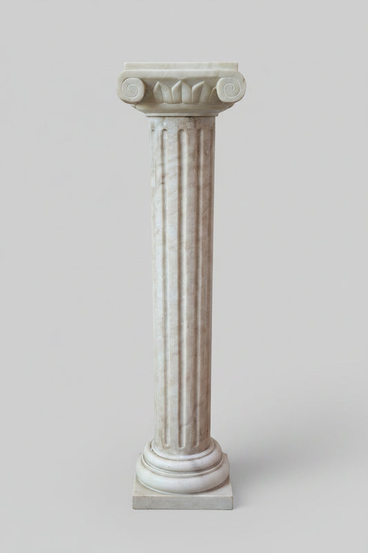 Botticino-Classico-Marmorsäule mit ionischem Kapitell, bearbeitet auf Basis des Originalfotos
