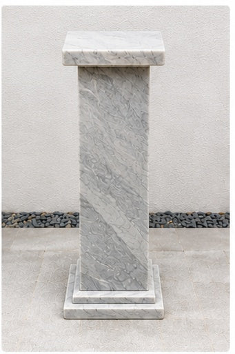 Geradlinige Bianco-Carrara-Marmorsäule vor natürlichem Hintergrund