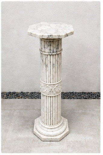 Bianco-Carrara-Marmorsäule mit floralem Relief vor natürlichem Hintergrund