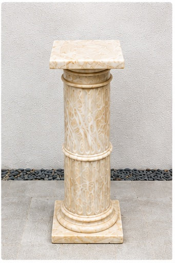 Creme-Onyx-Marmorsäule mit Kanneluren vor natürlichem Hintergrund
