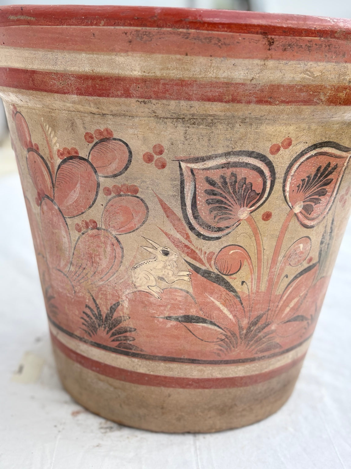 Detail der handbemalten Tier- und Pflanzenmotive auf dem Terrakotta Pflanzkübel