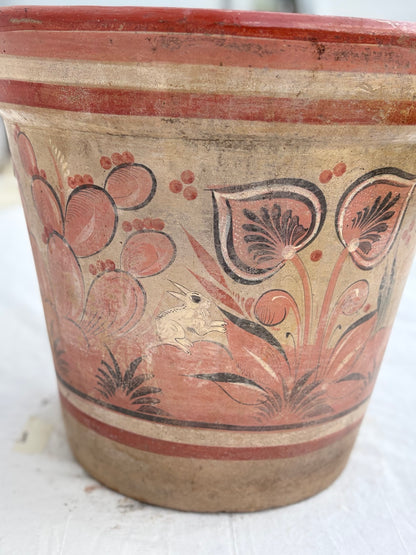 Detail der handbemalten Tier- und Pflanzenmotive auf dem Terrakotta Pflanzkübel