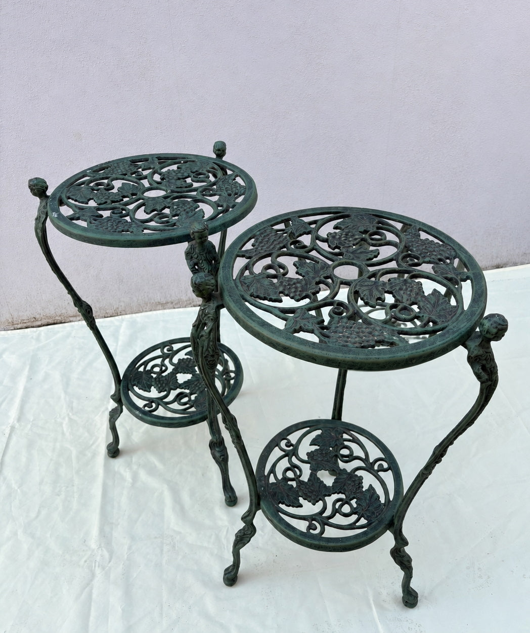 2er Set Mid-Century Gusseisen-Pflanzenständer – Cherub &amp; Weinlaub – 1940er - Artikelbild von Fummel & Gedöns Secondhand-Store