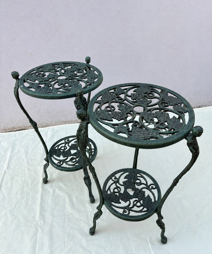 2er Set Mid-Century Gusseisen-Pflanzenständer – Cherub & Weinlaub – 1940er