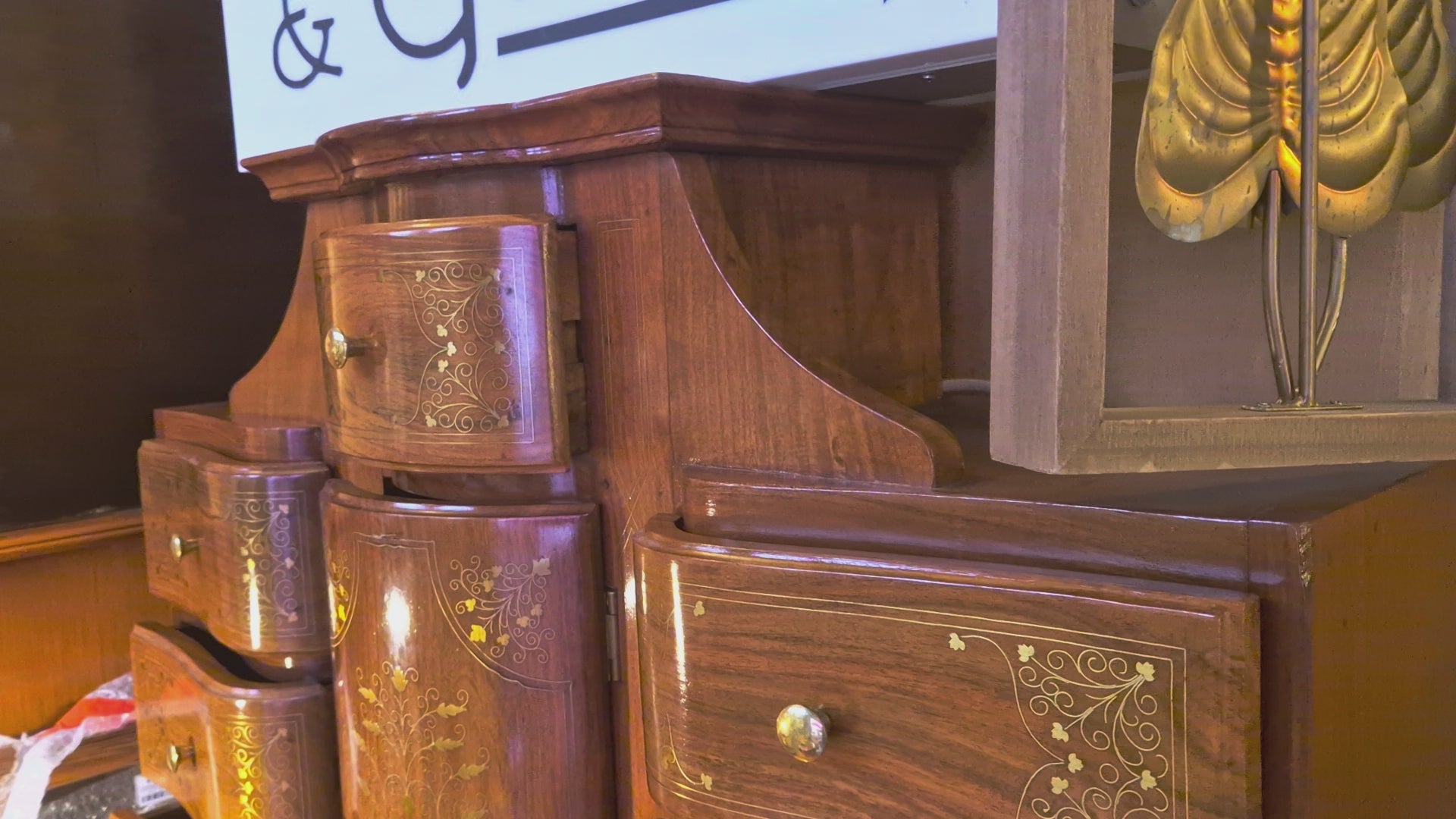 Barocker Tabernakel-Sekretär aus Nussbaum mit Messing-Intarsien - Artikelbild von Fummel & Gedöns Secondhand-Store