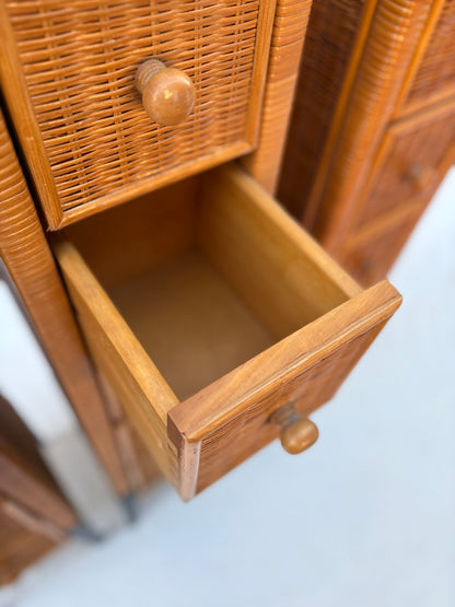 Detailansicht des Rattan-Schubladenschranks