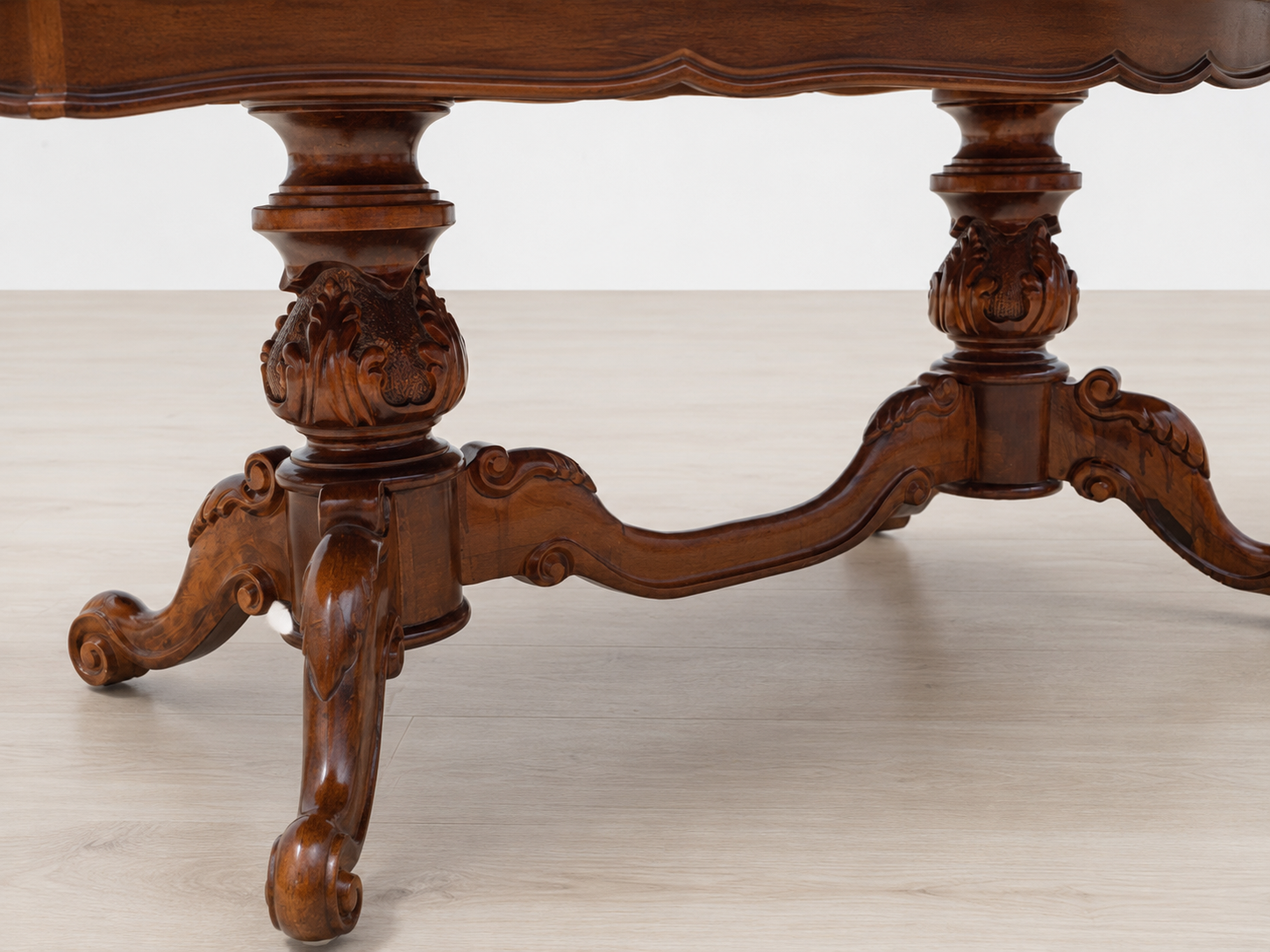 Vintage Neobarock-Couchtisch mit Wurzelholzfurnier - Artikelbild von Fummel & Gedöns Secondhand-Store