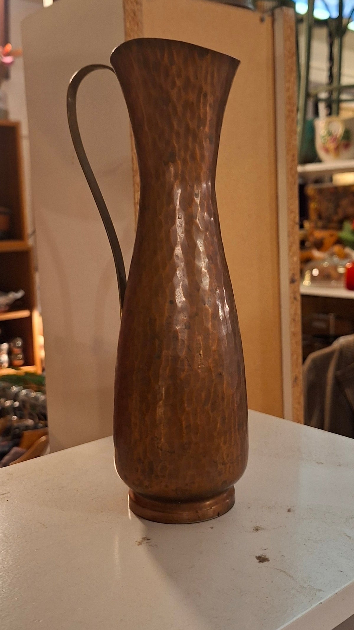 Vintage Kupfervase mit Henkel – handgehämmert