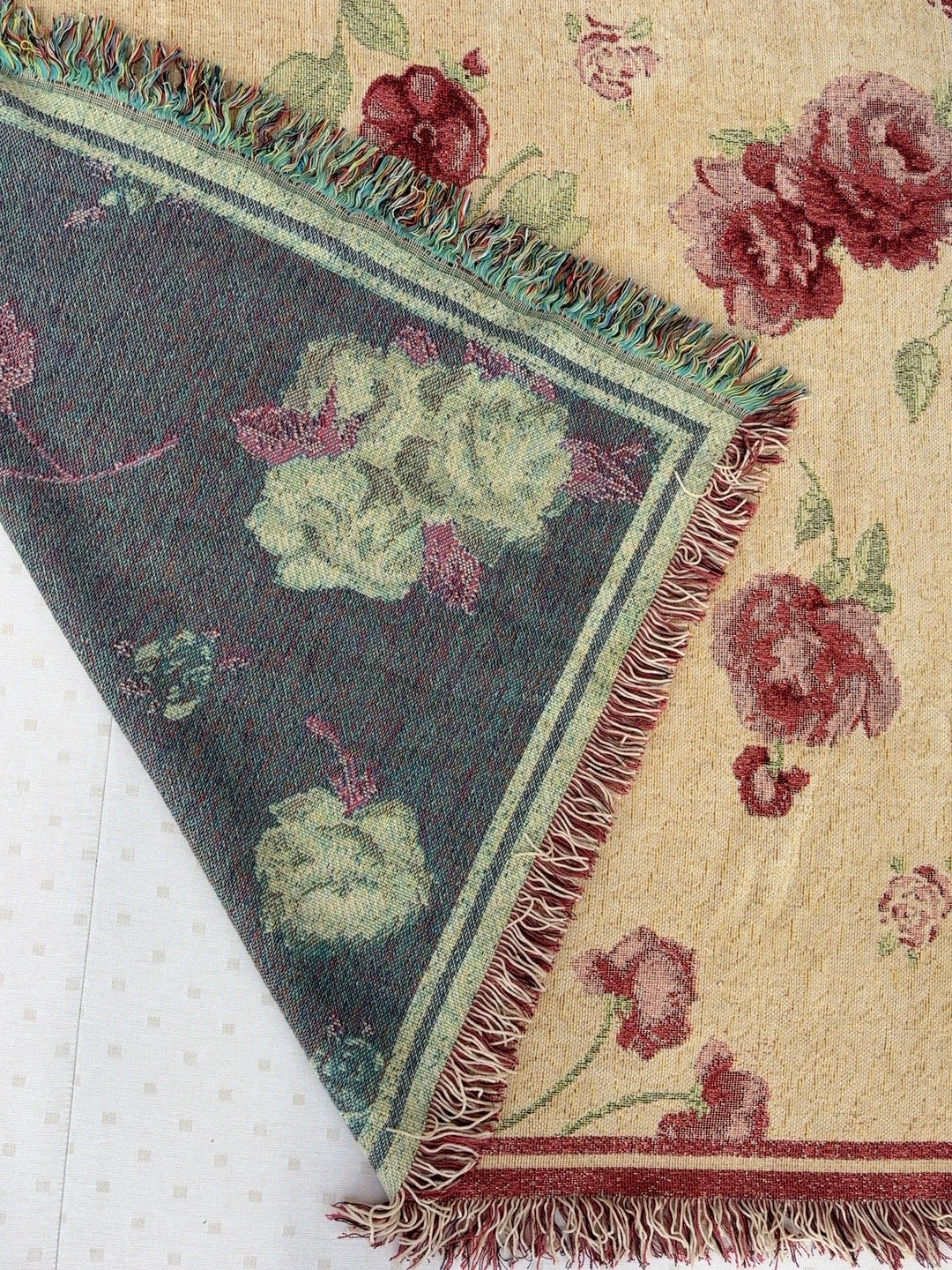 Detail der Rückseite und Fransen der Rosendecke