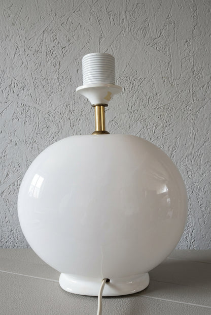 Tischlampe Rückansicht, weißer Keramikfuß