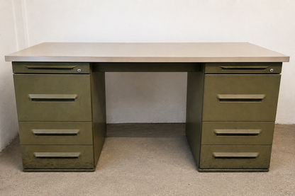 Olivgrüner Werkstatt-Schreibtisch im Industrial-Stil
