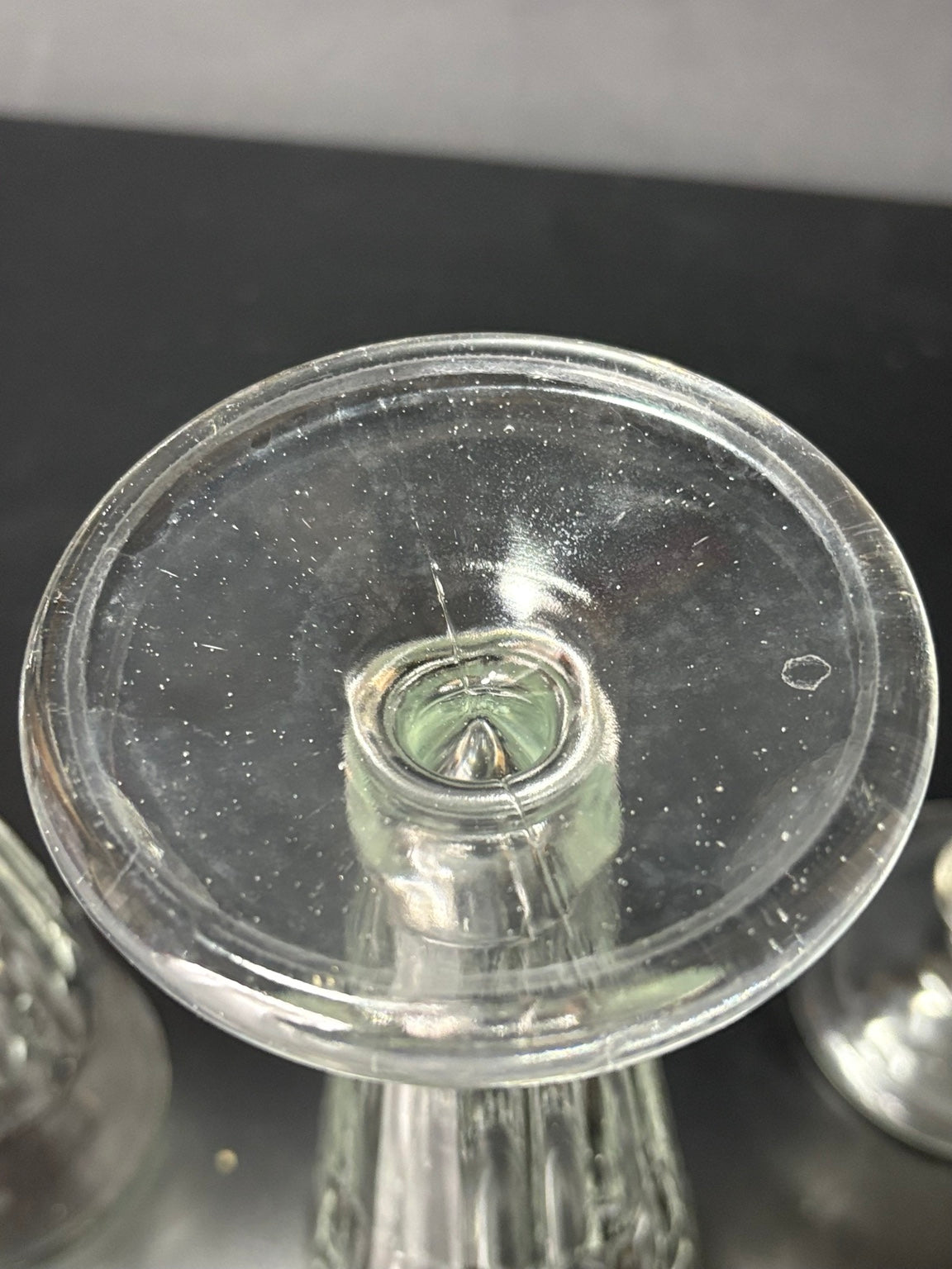 HEISEY Priscilla Stem 351 Pilsner-Bierglas – Detail des runden Glasfußes