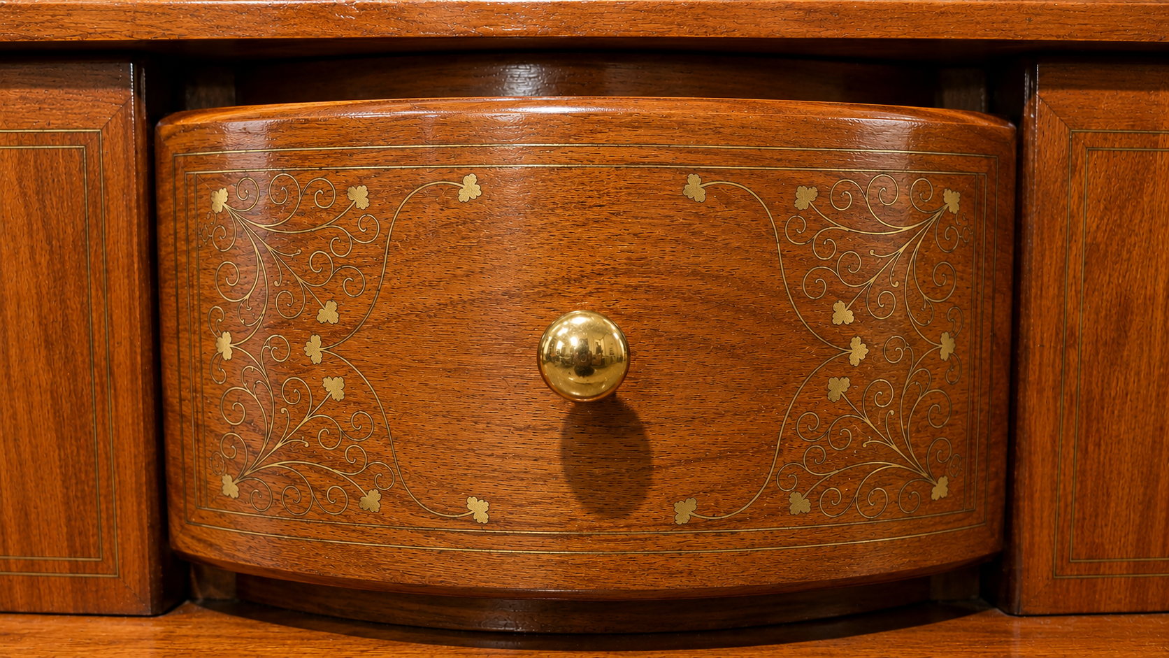 Großer Tabernakel-Sekretär im Barockstil – Nussbaum massiv, Messingintarsien - Artikelbild von Fummel & Gedöns Secondhand-Store