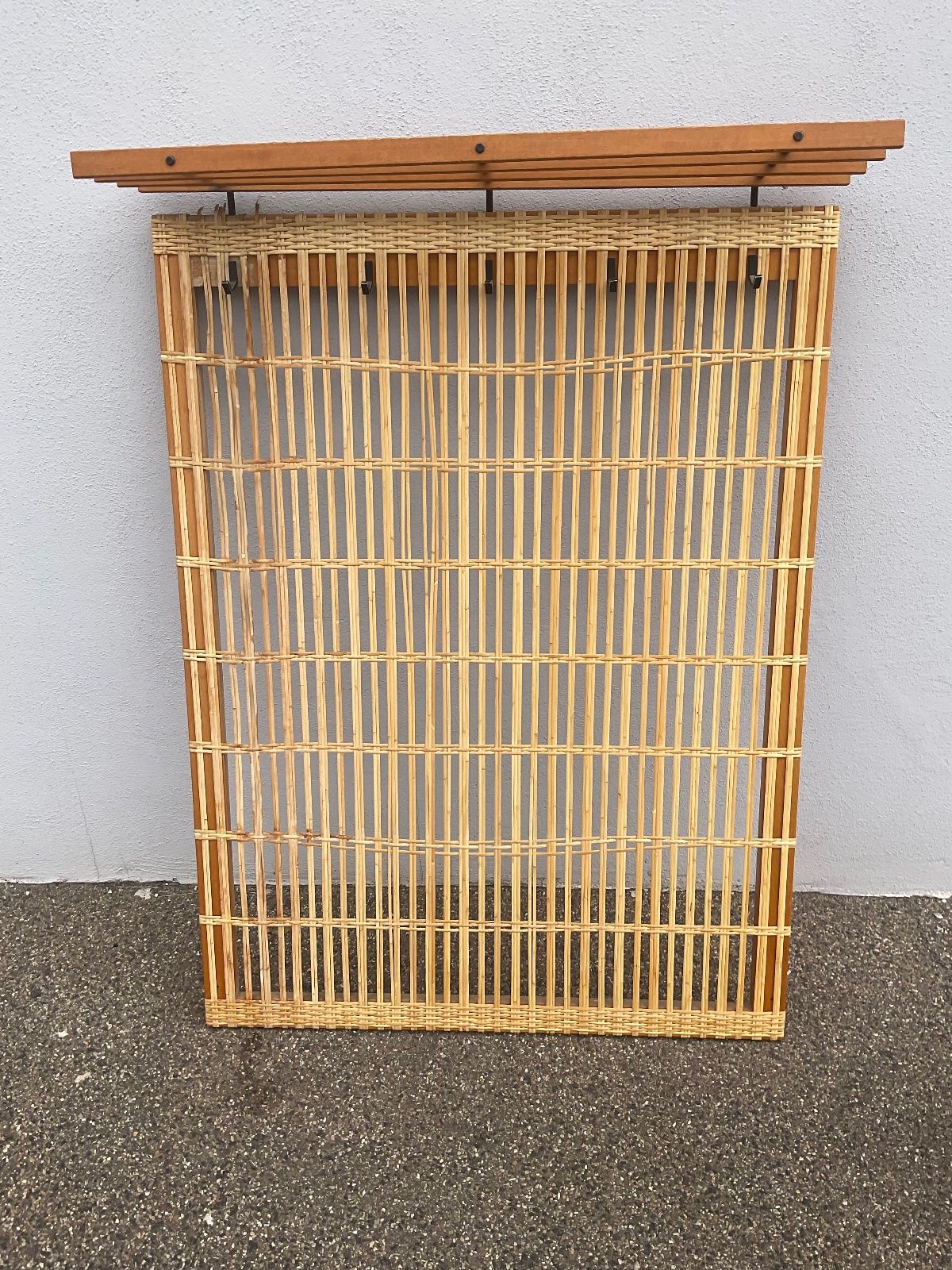 Dänische Wandgarderobe im Mid-Century-Stil - Teakholz - Artikelbild von Fummel & Gedöns Secondhand-Store