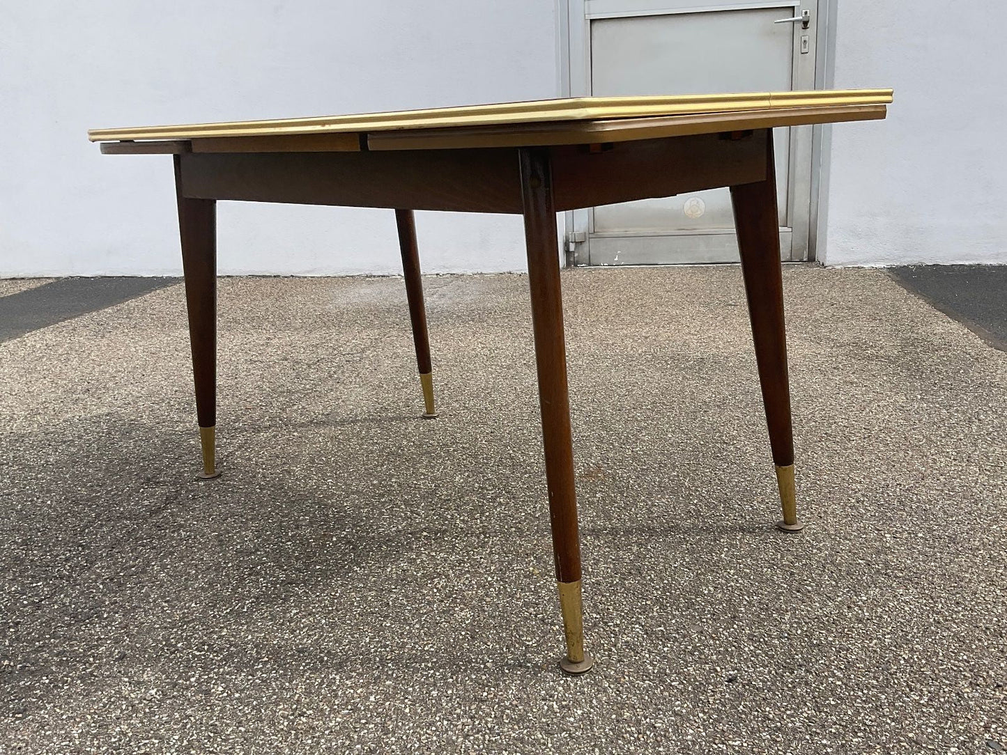 50er Jahre Ausziehtisch mit Linien-Dekor und Messingdetails