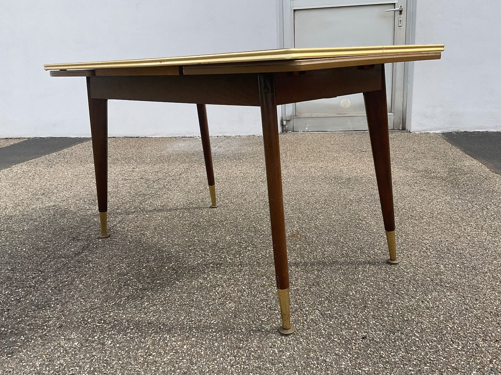 50er Jahre Ausziehtisch mit Linien-Dekor und Messingdetails - Artikelbild von Fummel & Gedöns Secondhand-Store