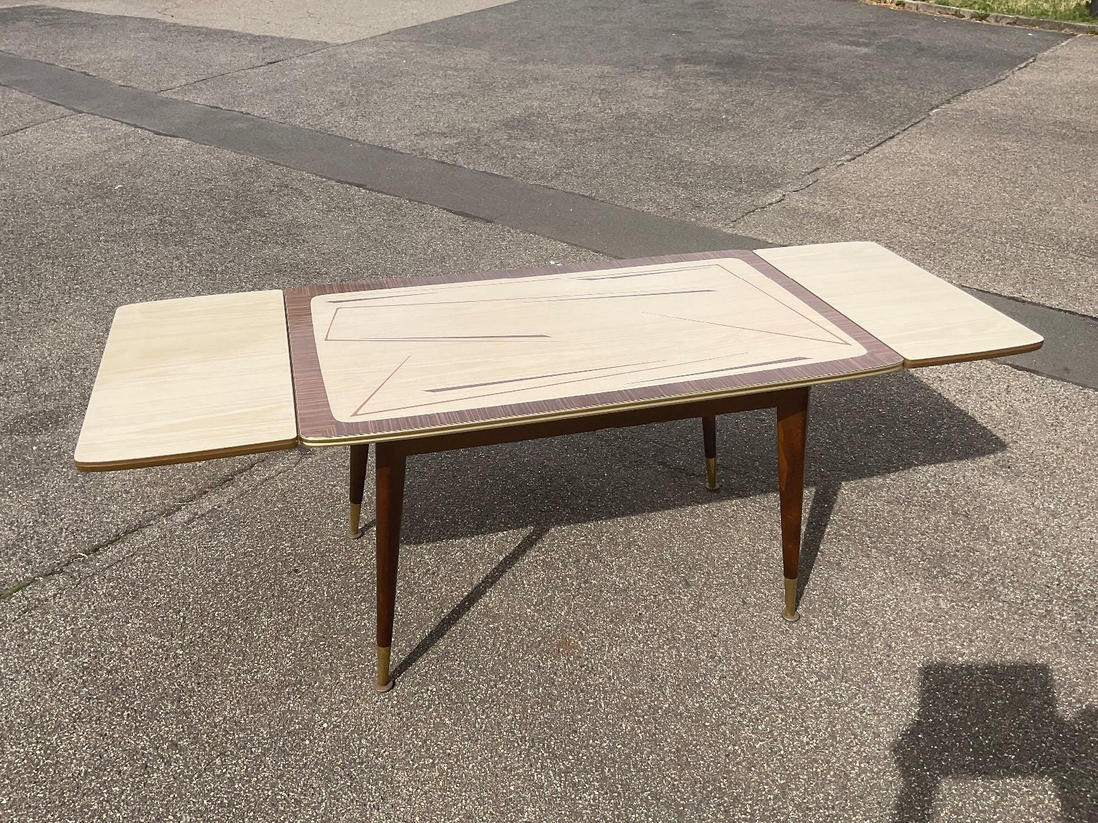 50er Jahre Ausziehtisch mit Linien-Dekor und Messingdetails - Artikelbild von Fummel & Gedöns Secondhand-Store
