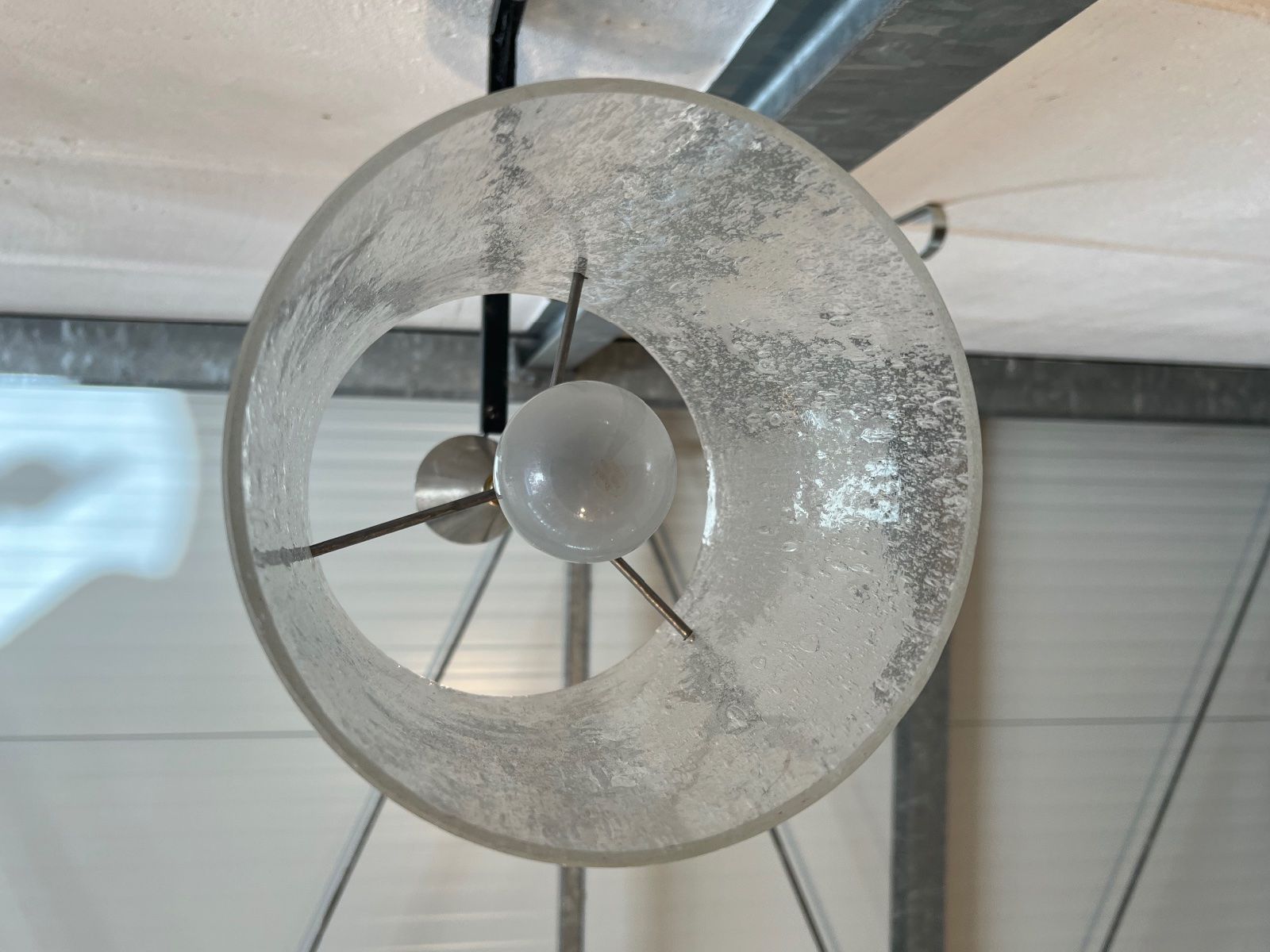 Vintage Pendelleuchte aus strukturiertem Glas - Artikelbild von Fummel & Gedöns Secondhand-Store