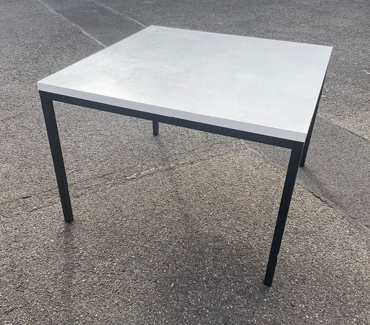 Minimalistischer Beistelltisch im Knoll-Stil