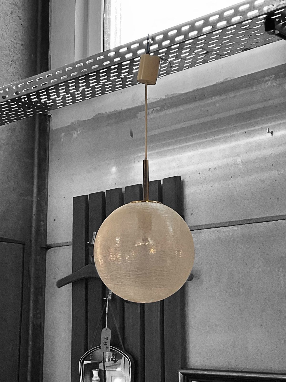 Space-Age Kugel-Pendelleuchte von Doria - Eisglas