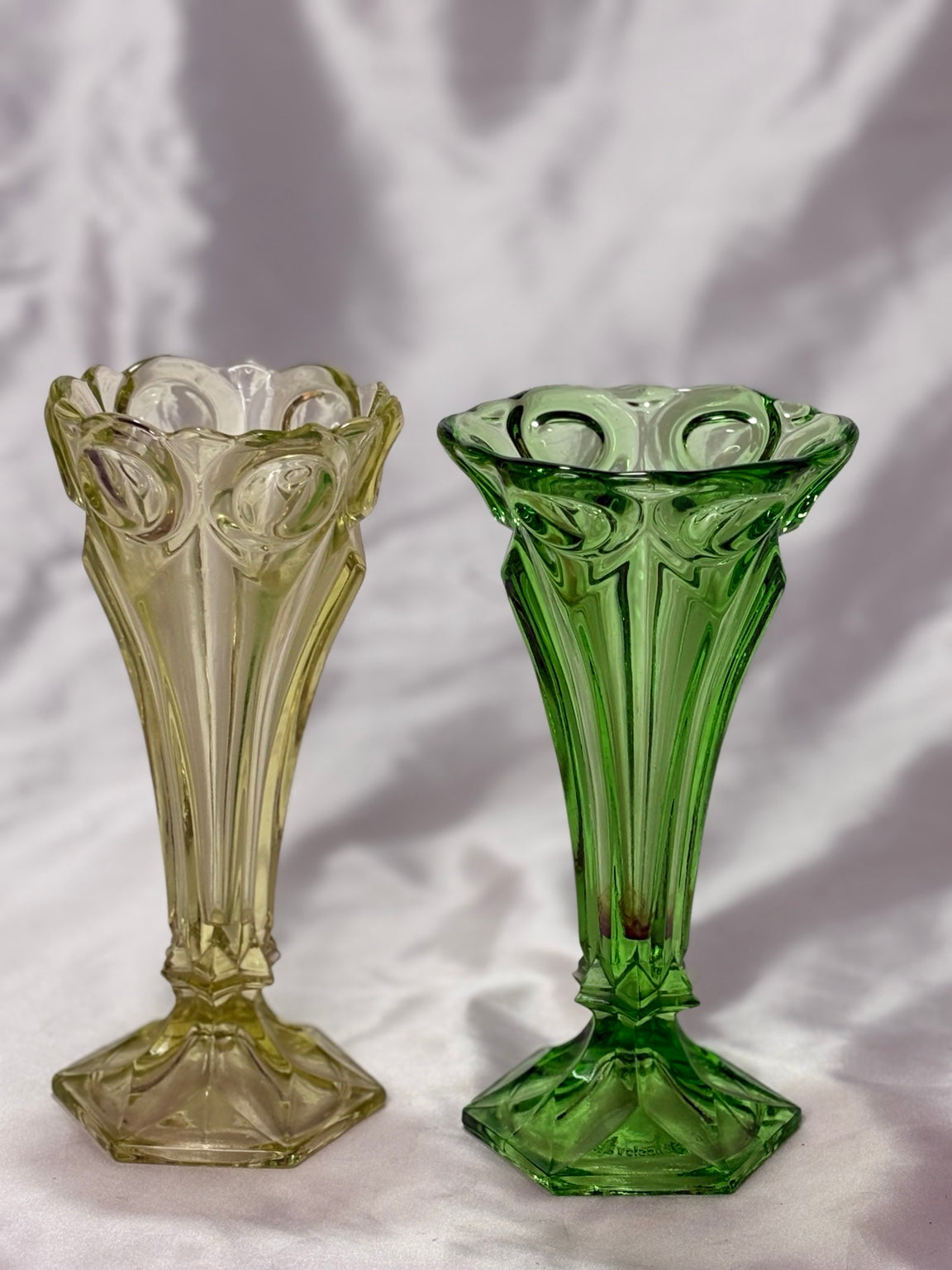Art Déco Uranglas Vase aus Pressglas – 1930er/40er Jahre - Artikelbild von Fummel & Gedöns Secondhand-Store