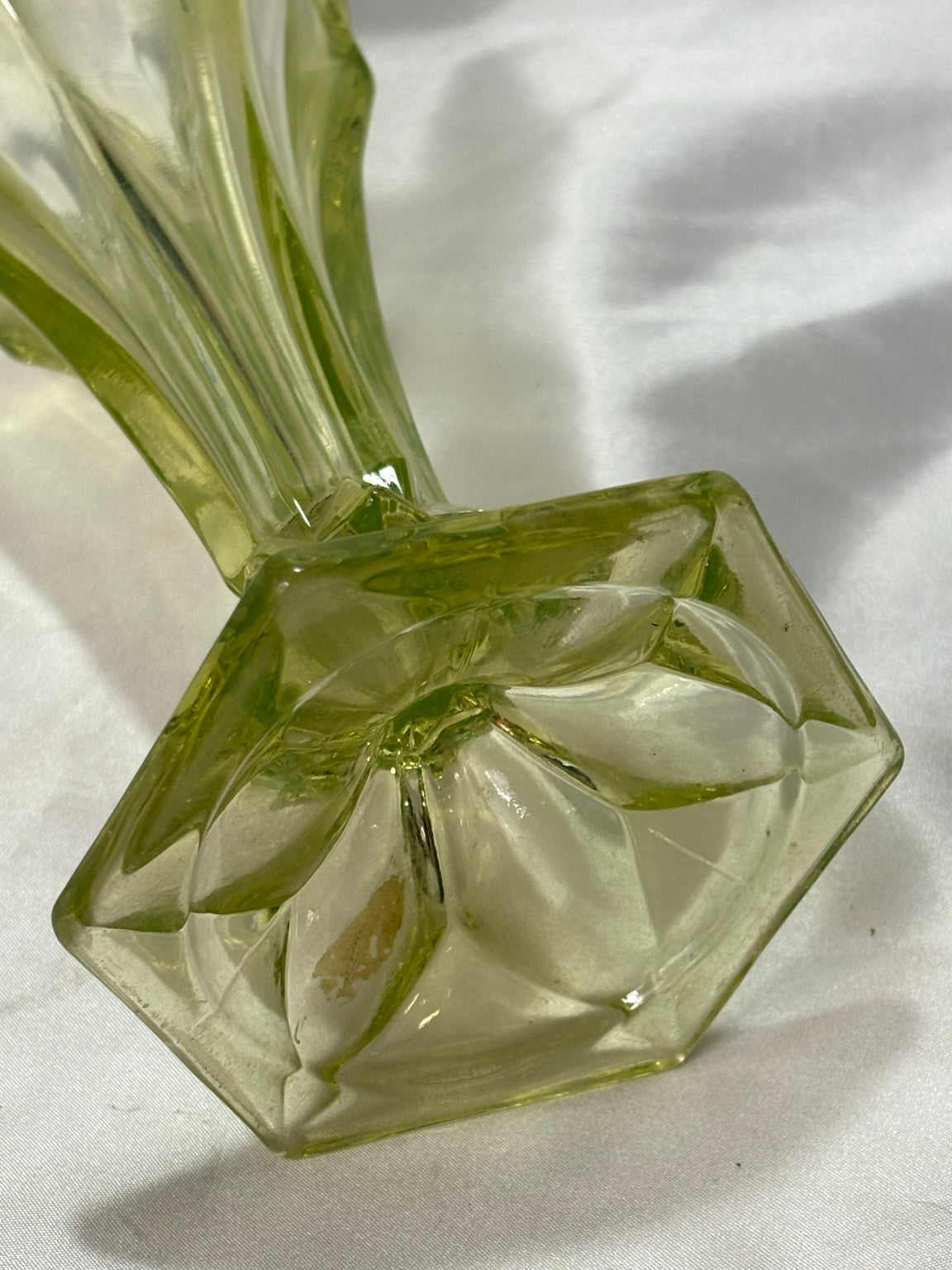 Art Déco Uranglas Vase aus Pressglas – 1930er/40er Jahre - Artikelbild von Fummel & Gedöns Secondhand-Store