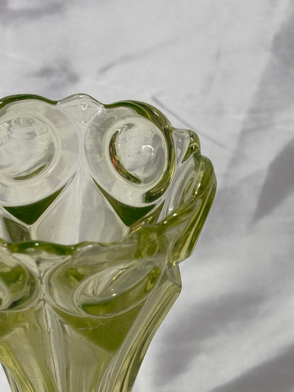 Uranglas Vase Art Déco – Detail des plastischen Blütendekors