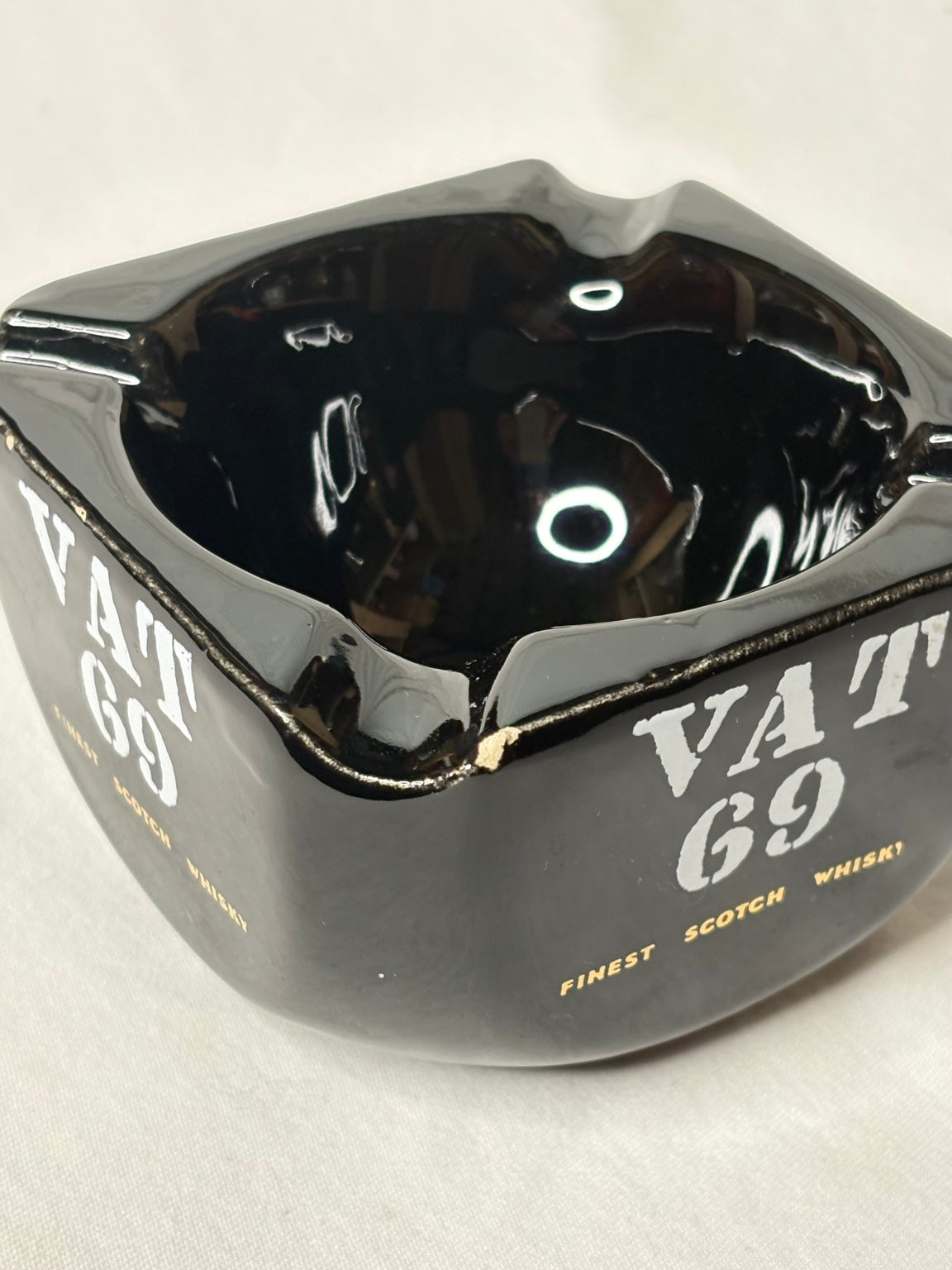 Vintage VAT 69 Werbeaschenbecher – schwarze Keramik – 10 × 10 cm - Artikelbild von Fummel & Gedöns Secondhand-Store