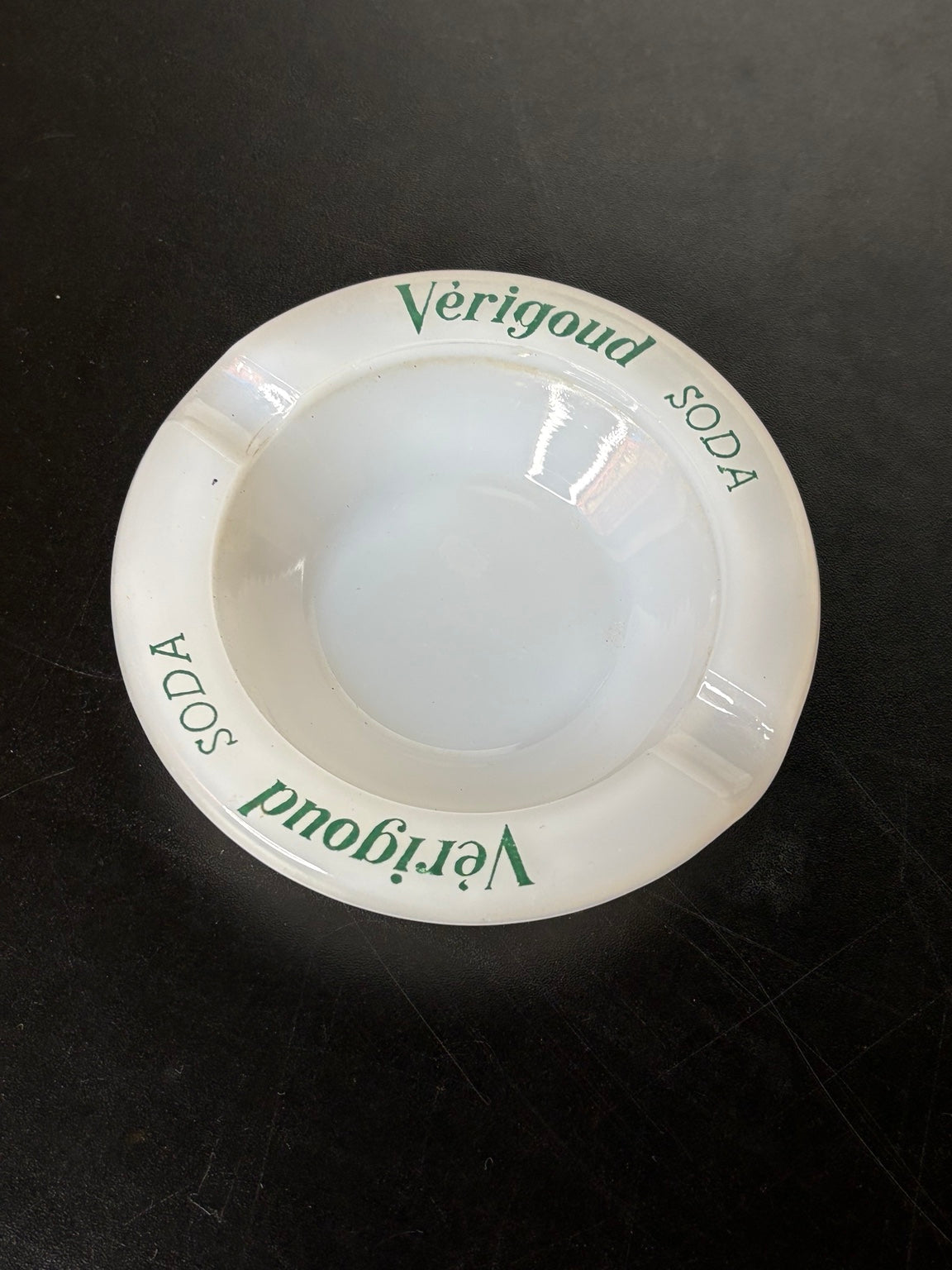 Vérigoud Soda Werbe-Aschenbecher Frankreich 1950er/60er – Opalinglas Ø 10 cm - Artikelbild von Fummel & Gedöns Secondhand-Store