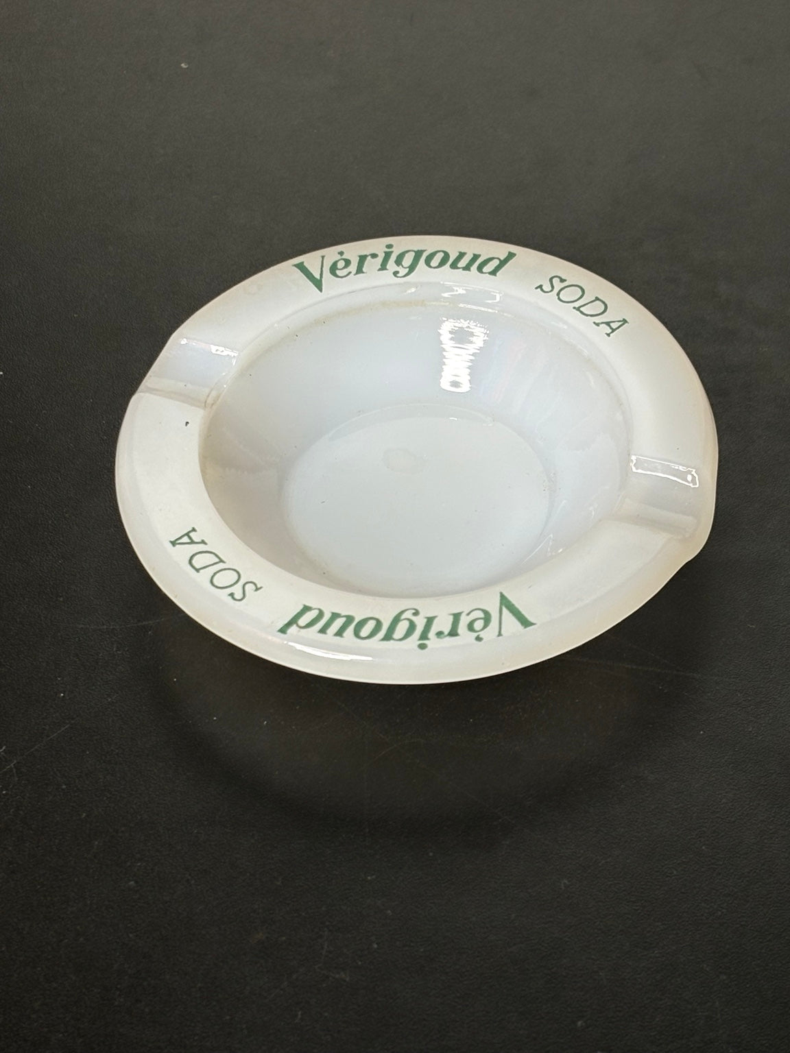 Vérigoud Soda Werbe-Aschenbecher Frankreich 1950er/60er – Opalinglas Ø 10 cm - Artikelbild von Fummel & Gedöns Secondhand-Store