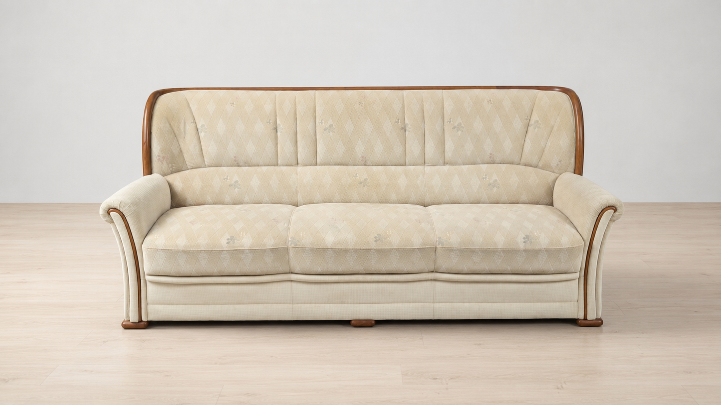 Vintage 3-Sitzer Sofa in Creme mit Holzrahmen, Frontansicht im hellen Studio