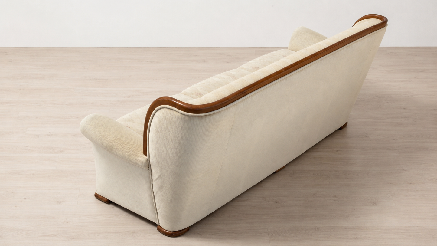 Vintage 3-Sitzer Sofa in Creme mit Holzrahmen, Rückansicht im hellen Studio