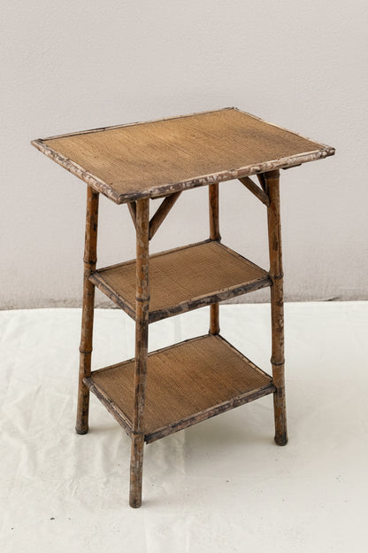 Vintage Bambus-Beistelltisch mit drei Geflechtablagen, 70 cm hoch