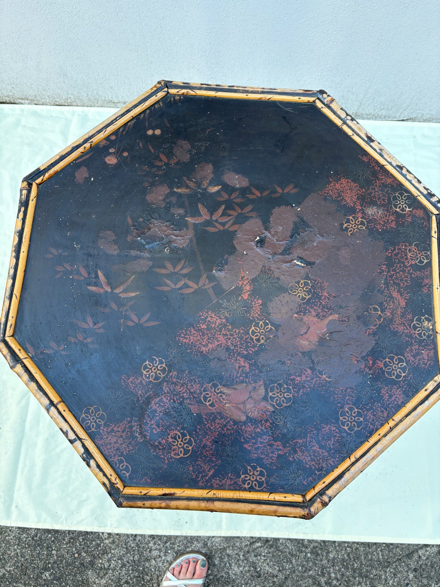Antiker Bambus-Beistelltisch mit lackierter Chinoiserie-Platte – um 1900 - Artikelbild von Fummel & Gedöns Secondhand-Store