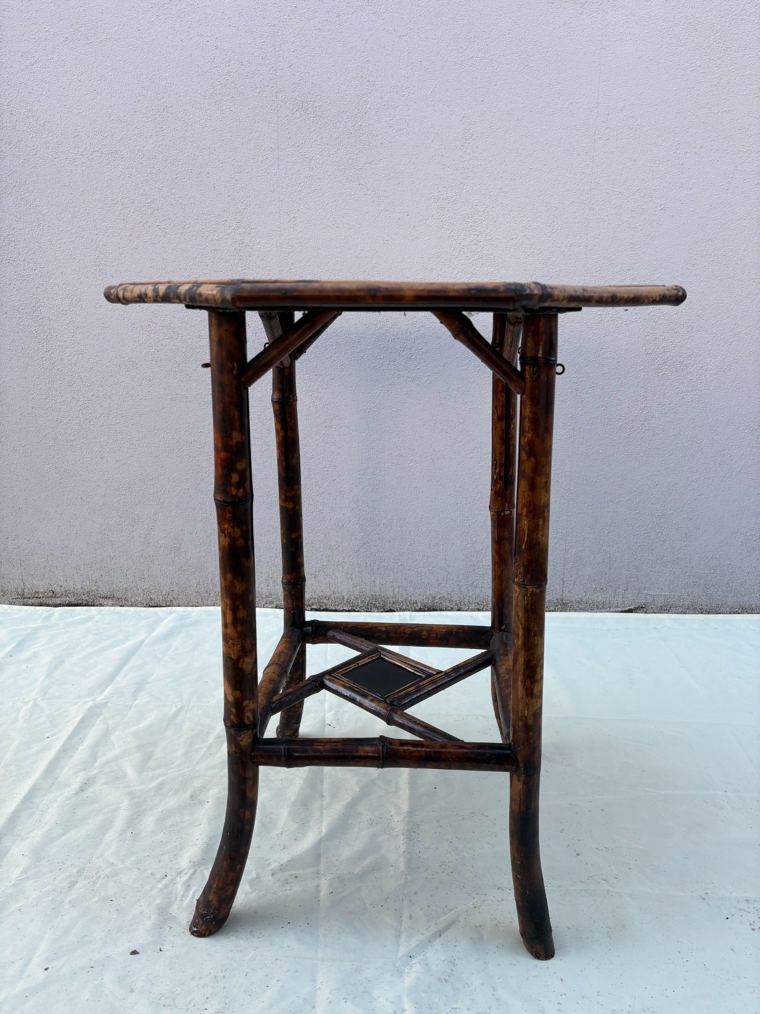 Antiker Bambus-Beistelltisch mit lackierter Chinoiserie-Platte – um 1900 - Artikelbild von Fummel & Gedöns Secondhand-Store