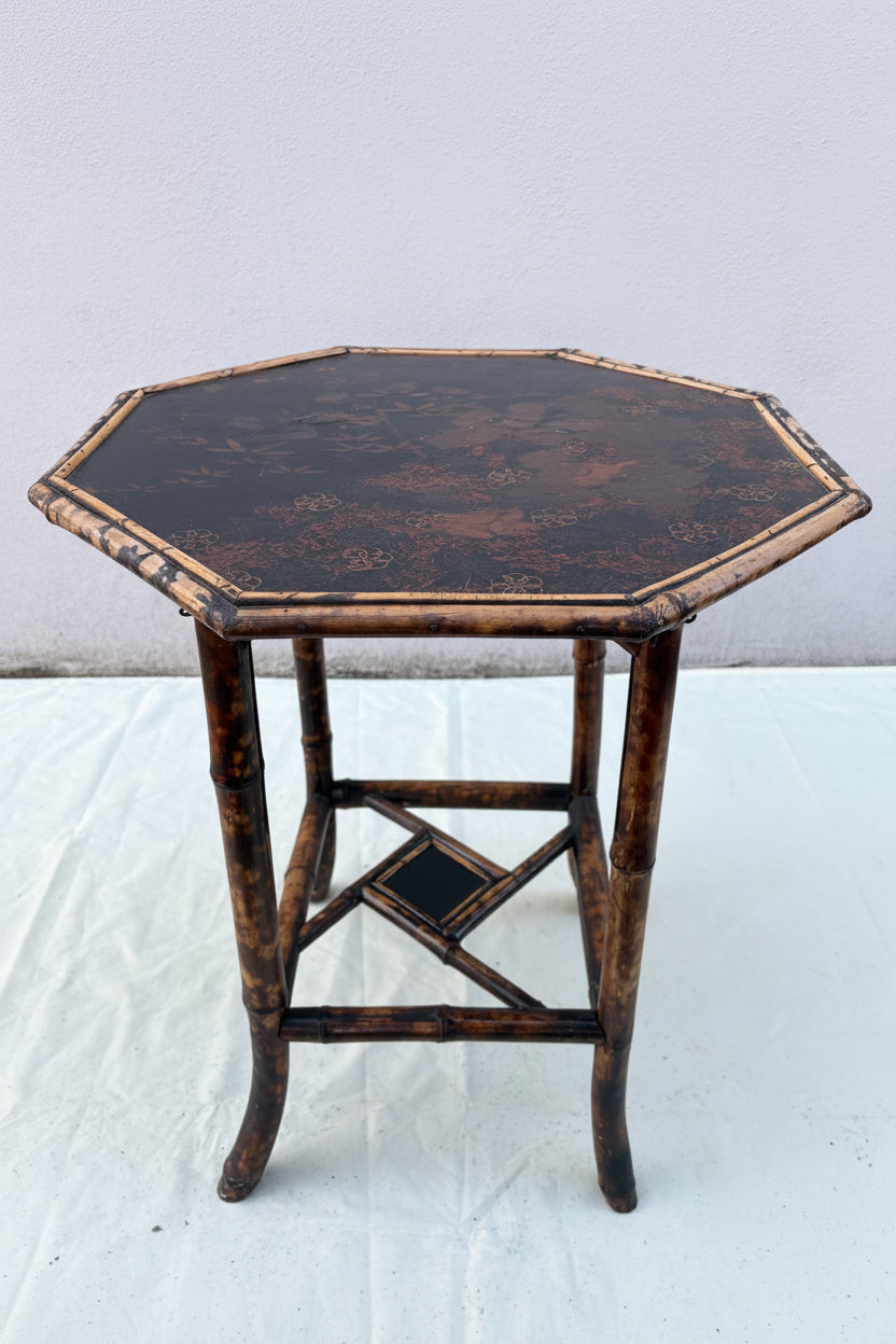 Antiker Bambus-Beistelltisch mit lackierter Chinoiserie-Platte – um 1900 - Artikelbild von Fummel & Gedöns Secondhand-Store