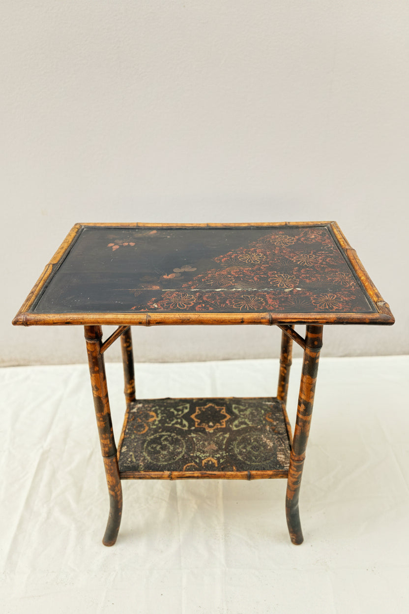 Vintage Chinoiserie Bambus-Beistelltisch – bemalte Ablagen, 72 cm - Artikelbild von Fummel & Gedöns Secondhand-Store