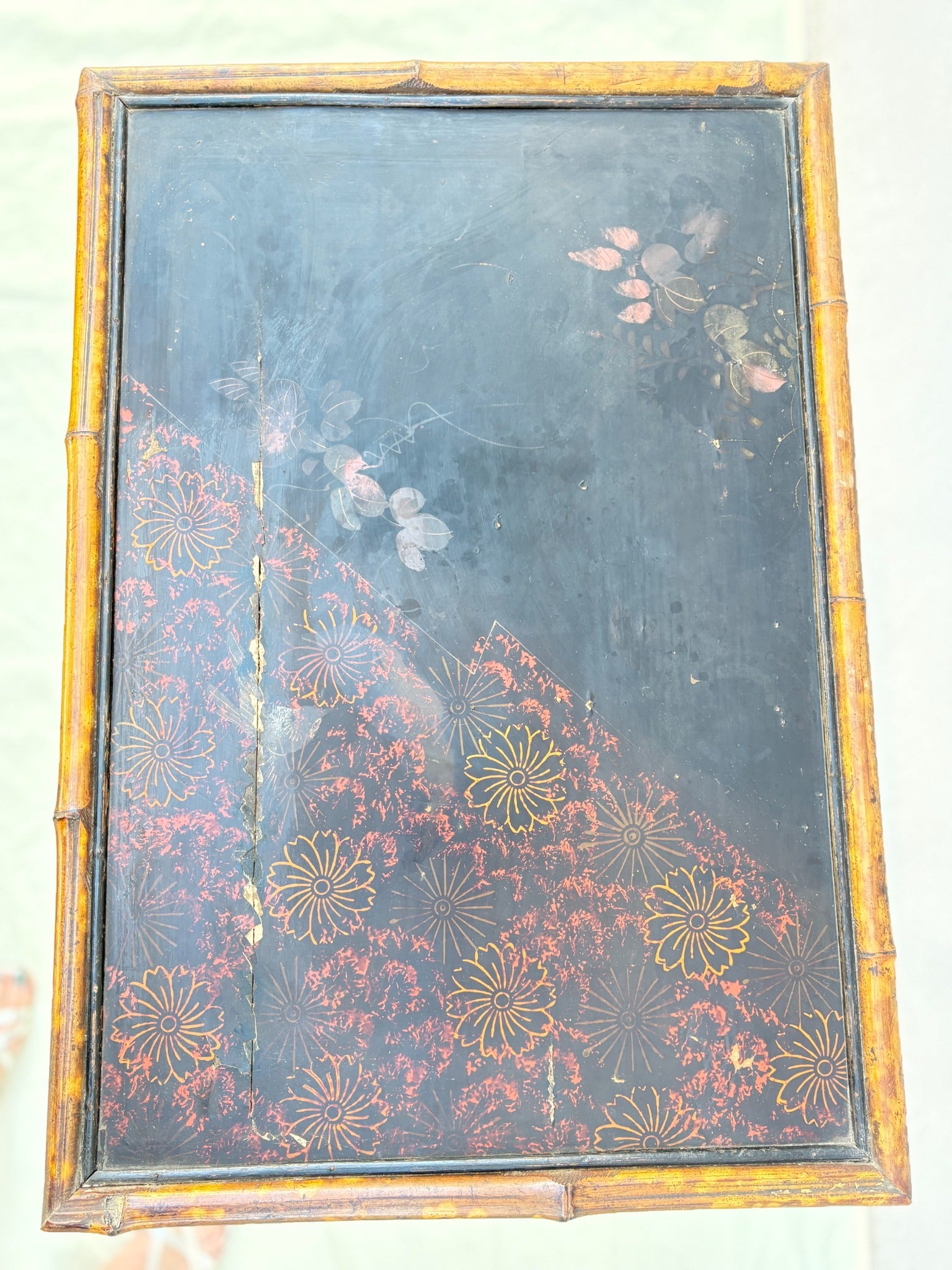 Vintage Chinoiserie Bambus-Beistelltisch – bemalte Ablagen, 72 cm - Artikelbild von Fummel & Gedöns Secondhand-Store