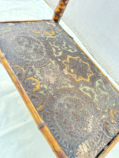 Detail der unteren ornamentierten Ablage des Vintage Bambus-Beistelltischs