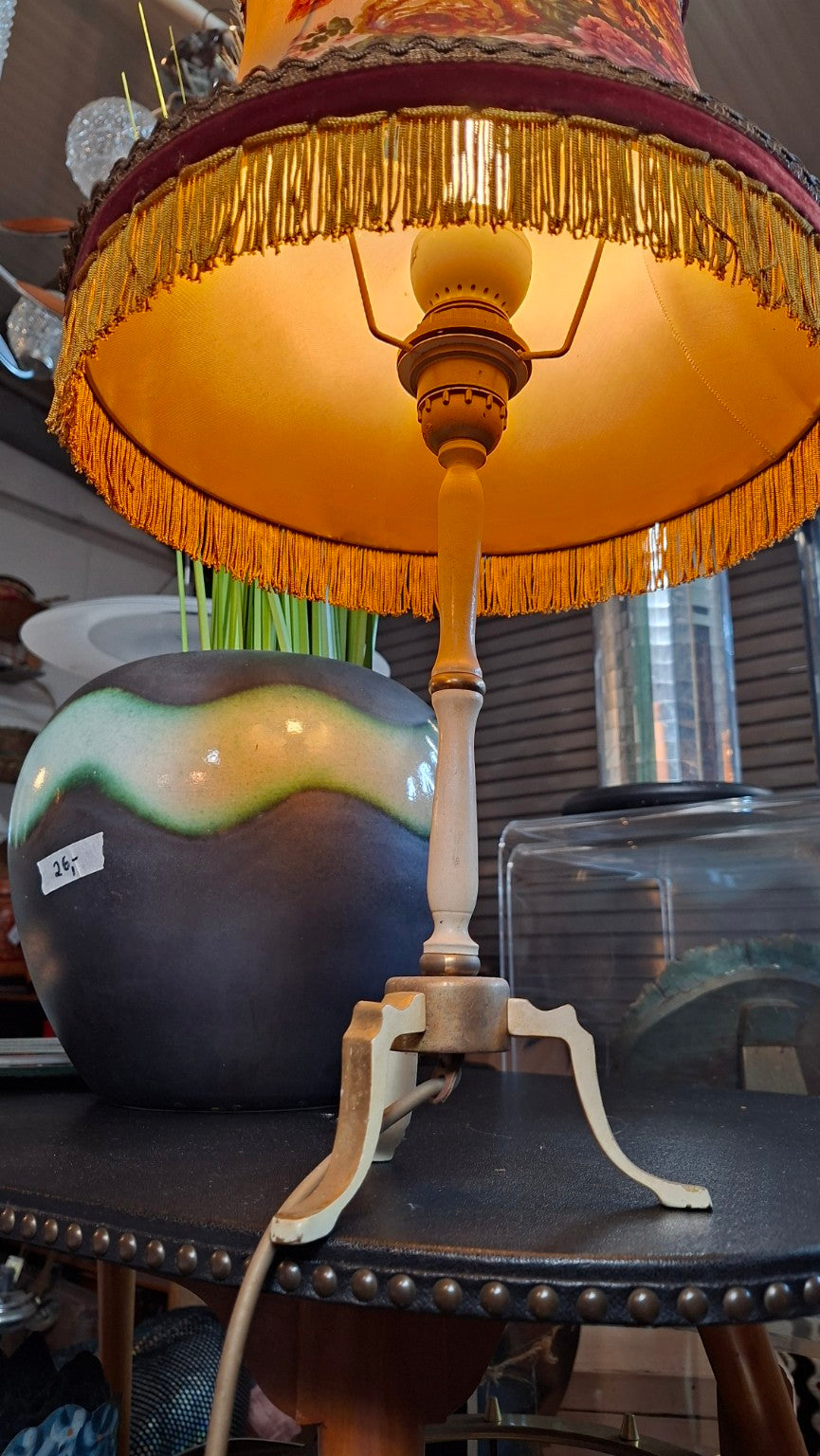 Vintage Boudoir Tischlampe mit floralem Fransen-Schirm – 1950er - Artikelbild von Fummel & Gedöns Secondhand-Store