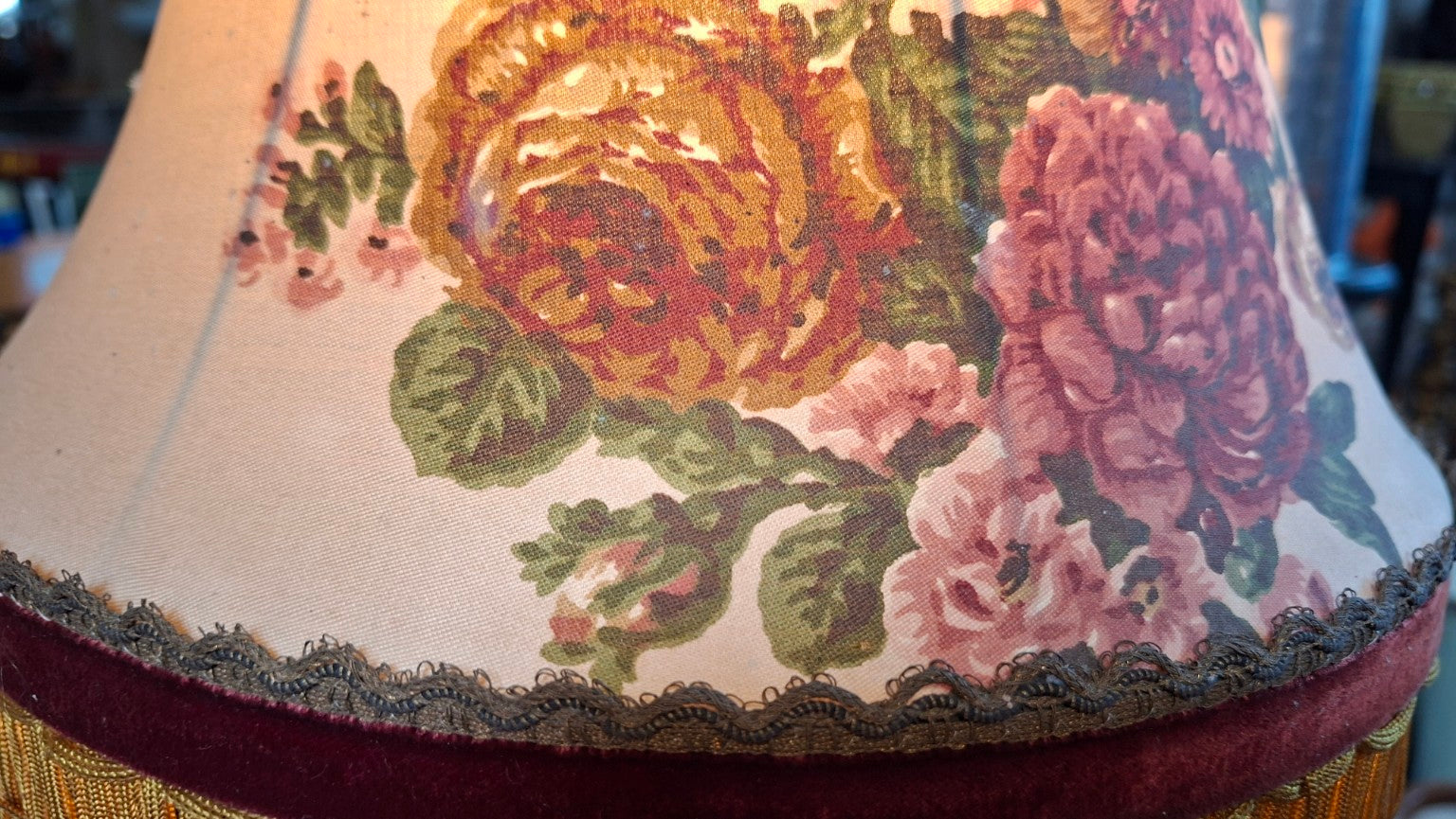 Vintage Boudoir Tischlampe mit floralem Fransen-Schirm – 1950er - Artikelbild von Fummel & Gedöns Secondhand-Store