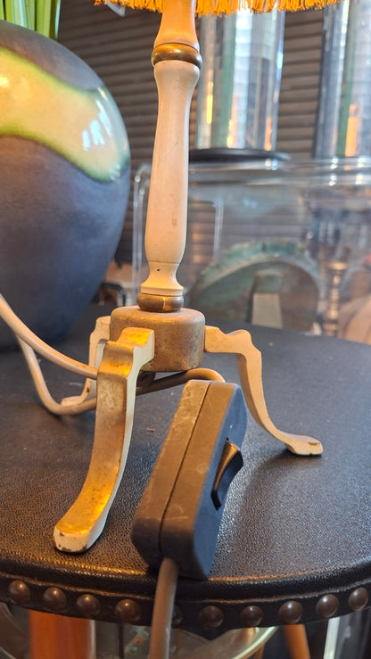 Detail des dreibeinigen Metallfußes und Kabelschalters