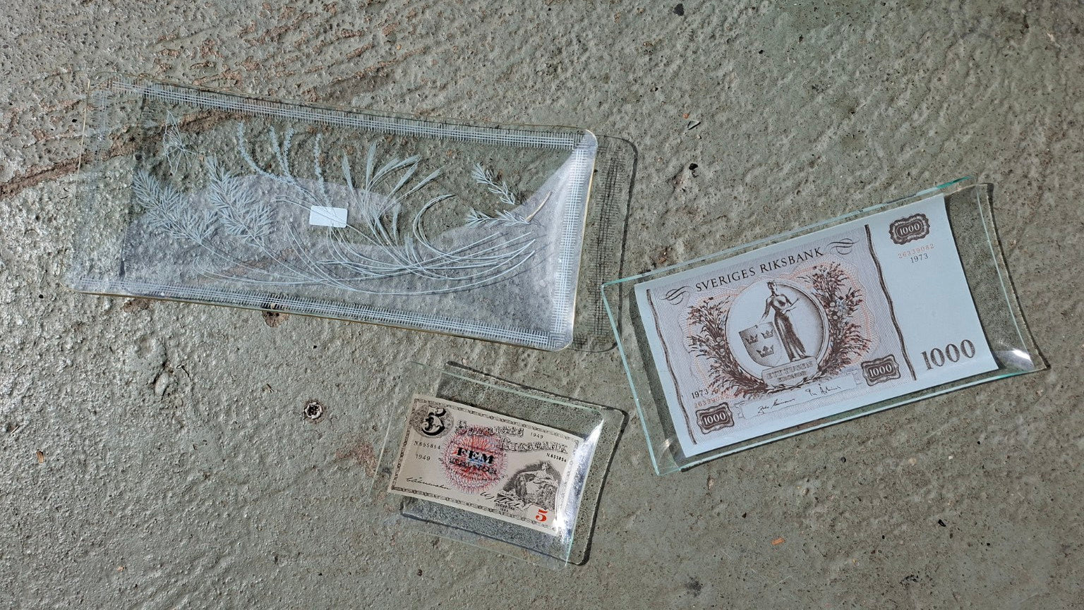 3er Konvolut Vintage Glasplatten – Schweden Banknoten &amp; Pflanzendekor - Artikelbild von Fummel & Gedöns Secondhand-Store