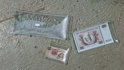 3er Konvolut Vintage Glasplatten mit schwedischen Banknotenmotiven und Pflanzendekor