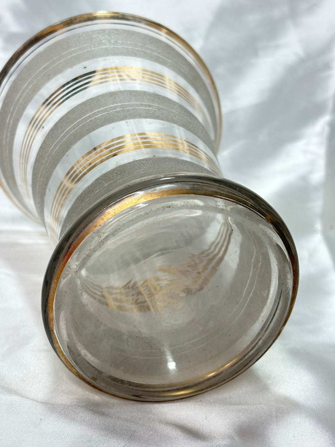 Vintage Glasvase mit Golddekor – Detail von Boden und Goldrand
