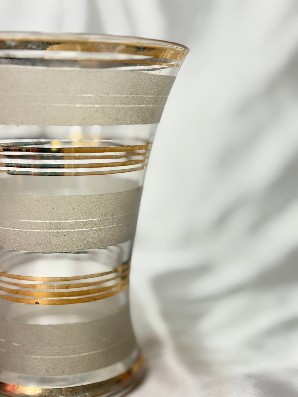 Vintage Glasvase mit Golddekor – Detail der mattierten Bänder und Goldlinien