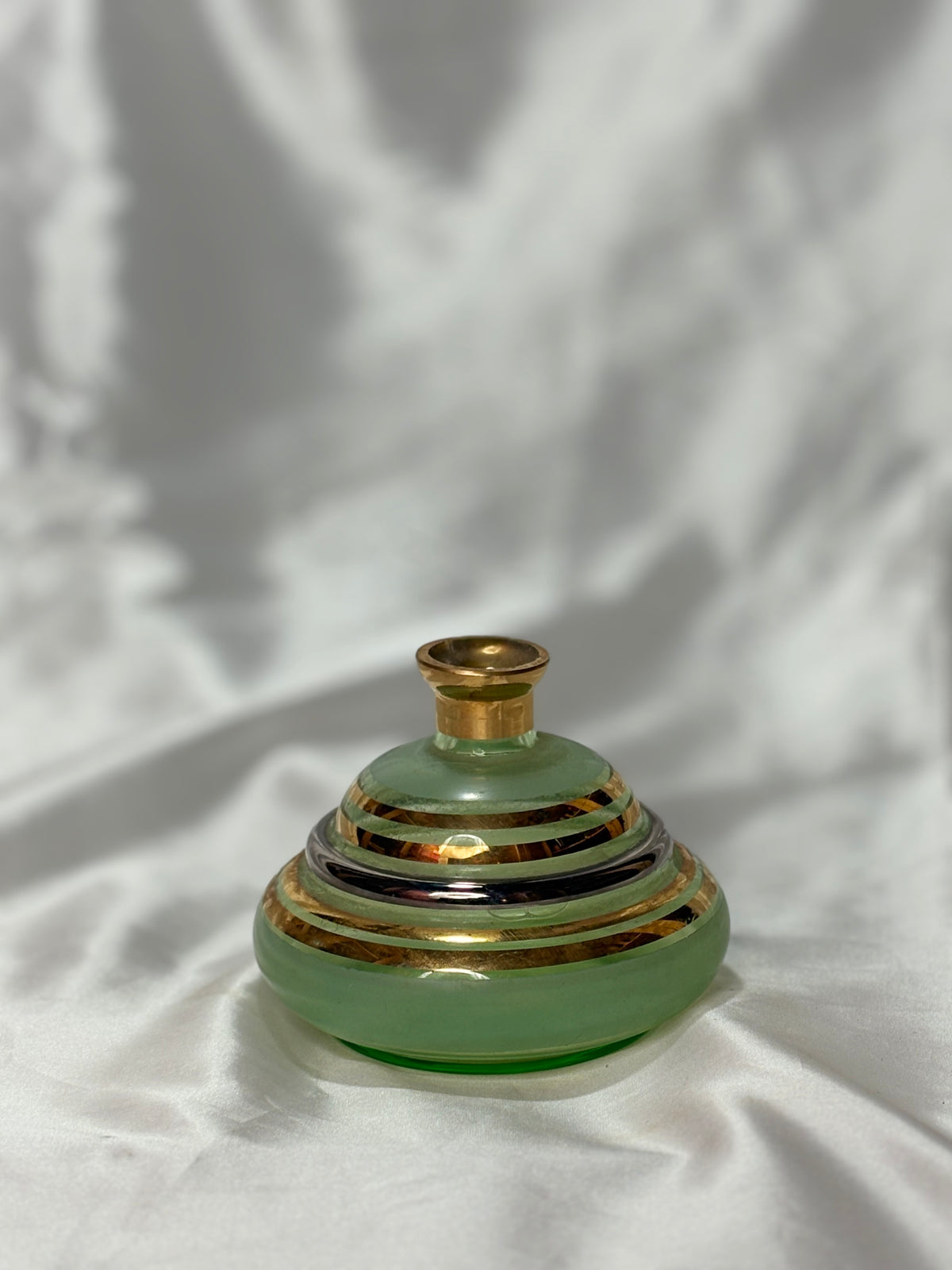 Vintage Glasvase in Grün mit gold- und silberfarbenem Dekor