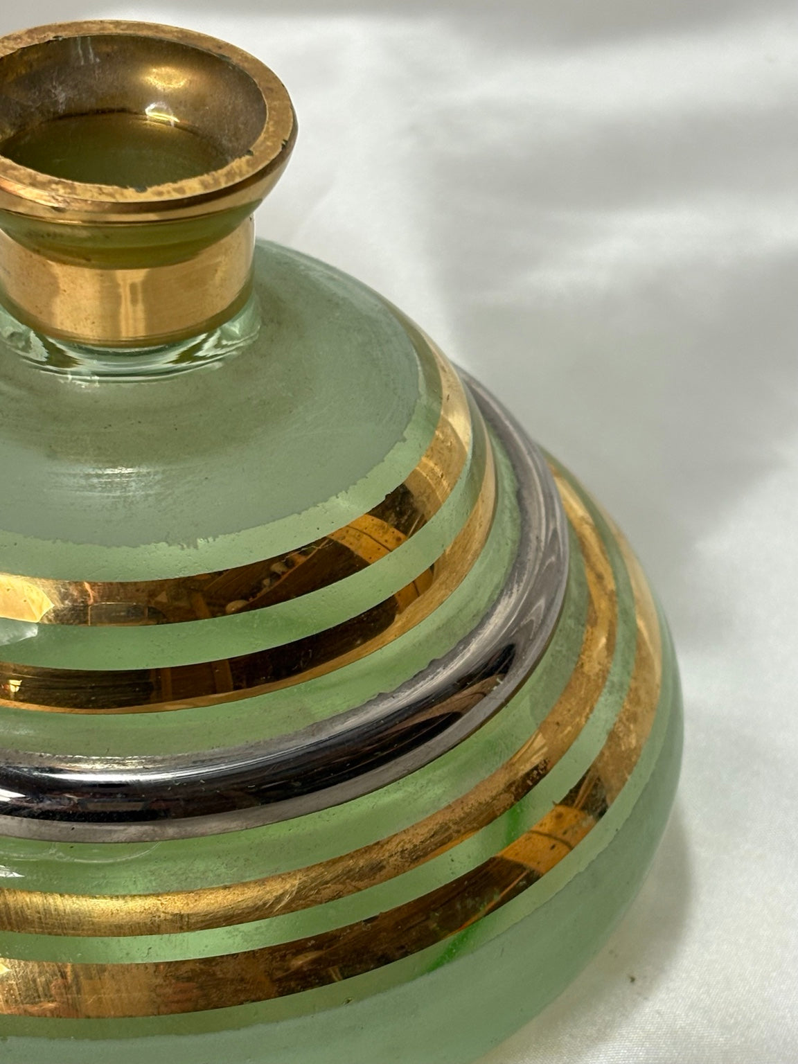 Vintage Glasvase Grün mit Gold- und Silberdekor - Artikelbild von Fummel & Gedöns Secondhand-Store
