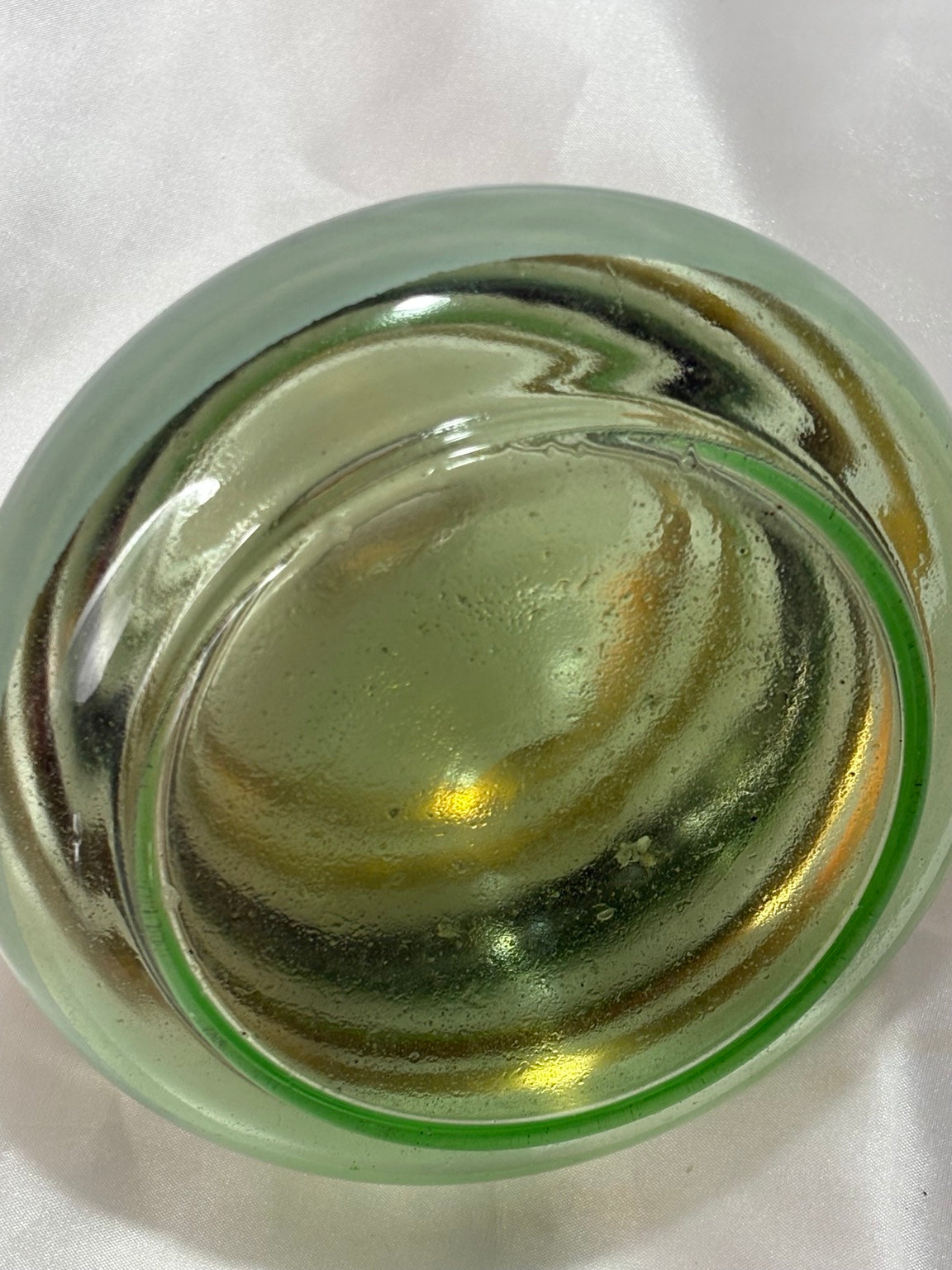 Vintage Glasvase Grün mit Gold- und Silberdekor - Artikelbild von Fummel & Gedöns Secondhand-Store