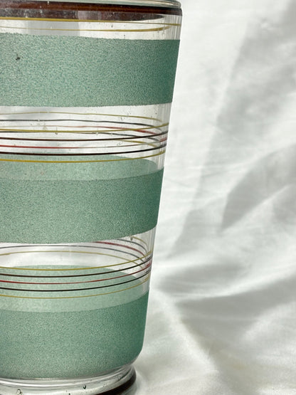 Detail der mintgrünen Glasvase mit farbigem Liniendekor